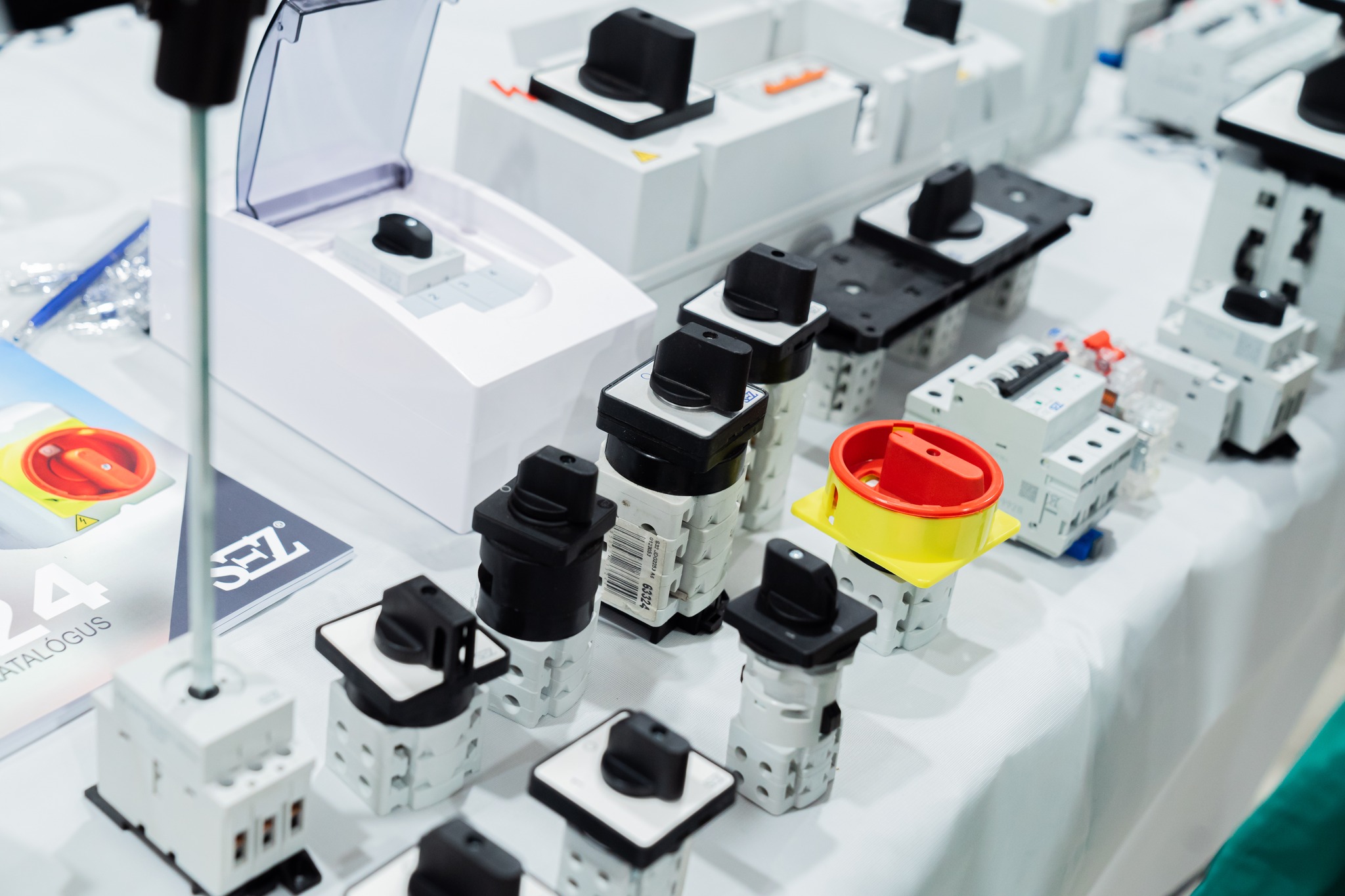 Introducción a los interruptores de leva: tipos y aplicaciones